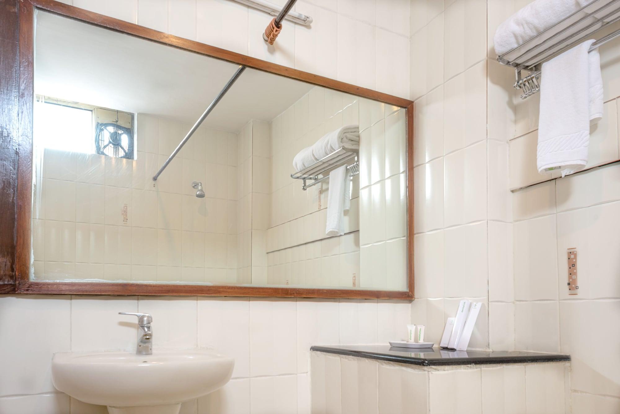 Treebo Trend Grand Plaza Nampally Hyderabad Exterior photo